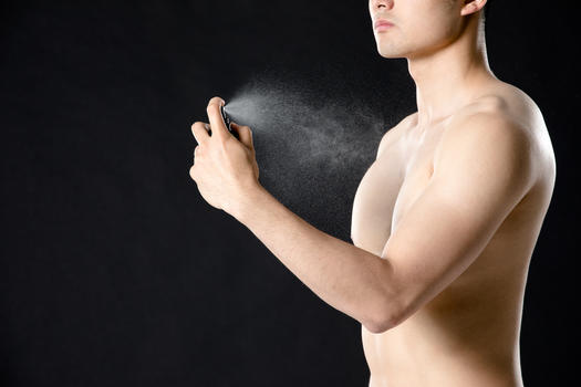 男性喷香水图片素材免费下载