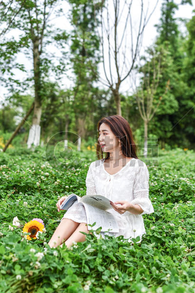坐在草坪看书学习的女生图片素材免费下载