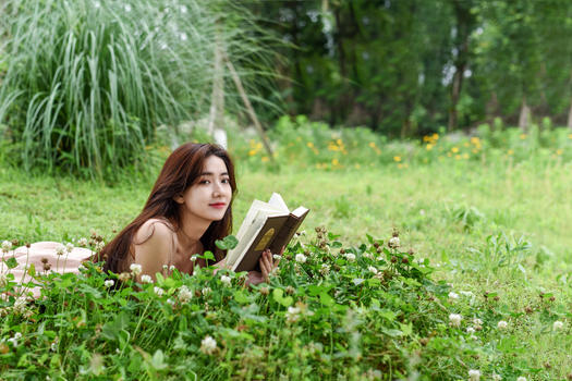 趴在草坪看书学习的女生图片素材免费下载