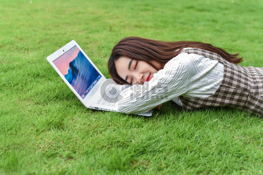 草坪上玩电脑的女生图片素材免费下载