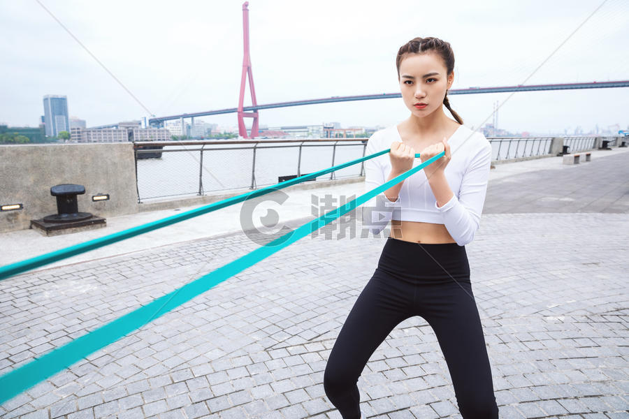 运动女性弹力绳健身图片素材免费下载