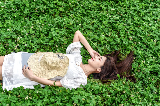 躺在草坪休息的女孩图片素材免费下载