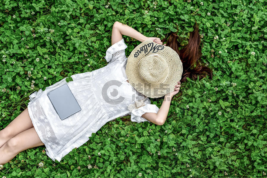 躺在草地戴帽子的女孩图片素材免费下载