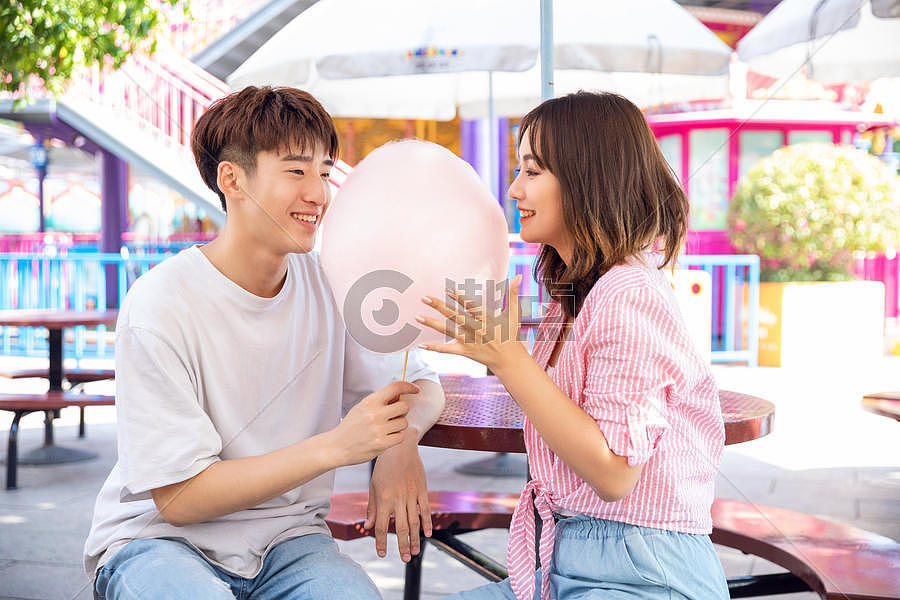 情侣游乐园吃棉花糖图片素材免费下载
