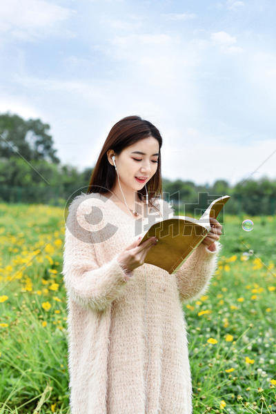 花园站着看书的女生图片素材免费下载