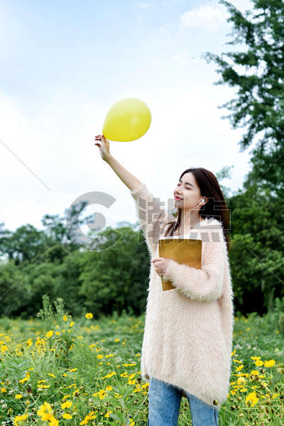 抱着书本手拿气球的女生图片素材免费下载