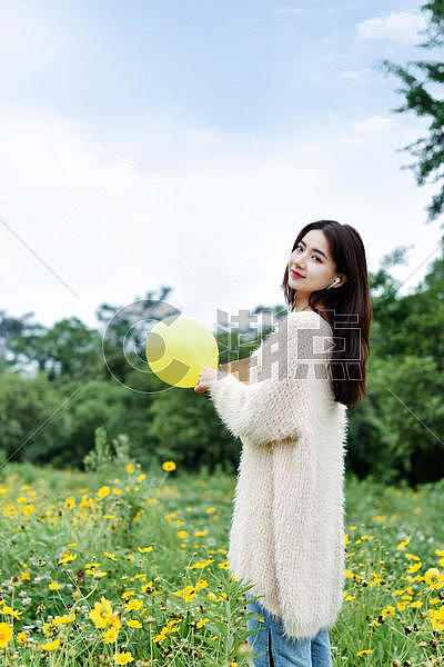 花园玩气球的女生图片素材免费下载