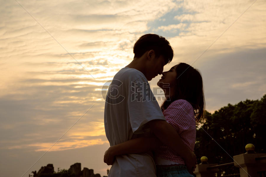 夕阳下的情侣图片素材免费下载