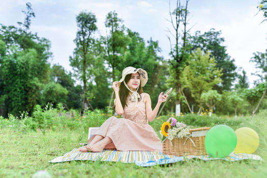 坐着野餐玩耍的美女图片素材免费下载