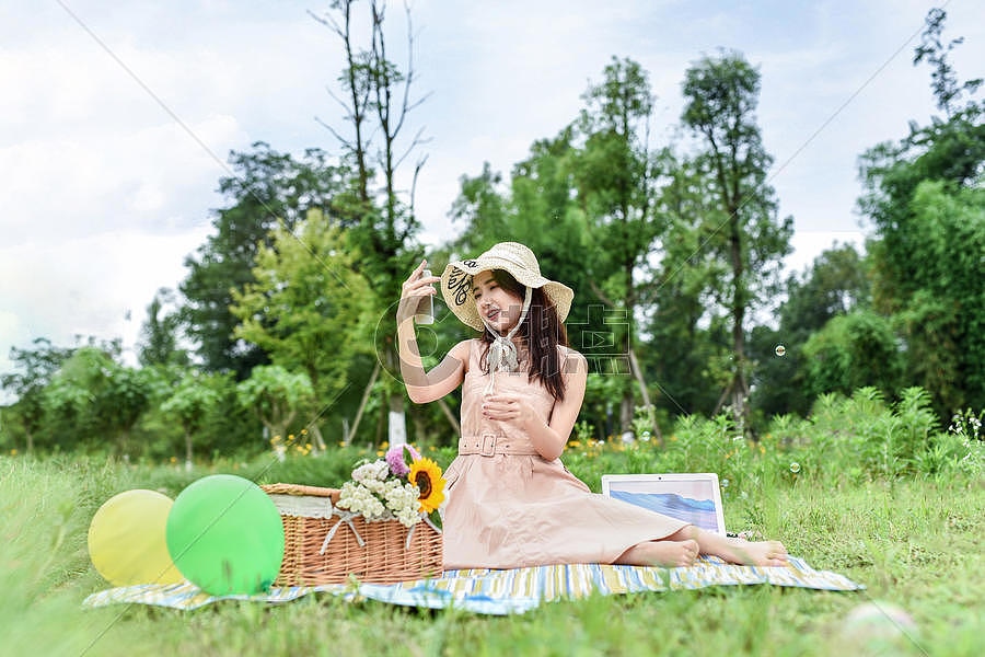 带草帽野餐的女生图片素材免费下载