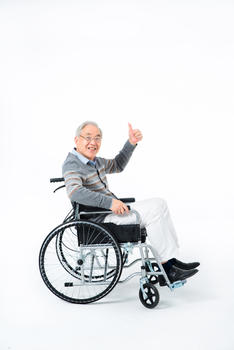 坐轮椅点赞的老人图片素材免费下载