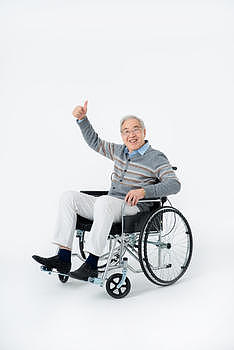 坐轮椅点赞的老人图片素材免费下载