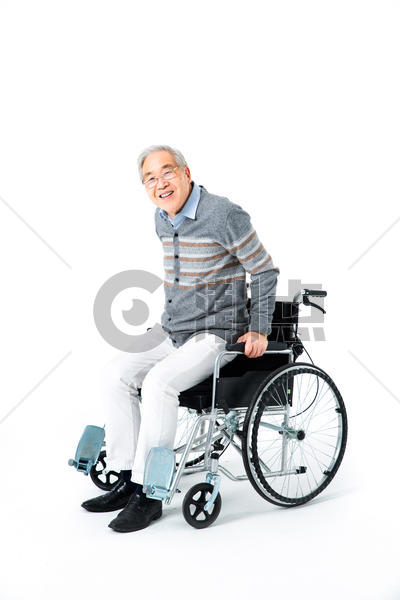 老人从轮椅上站起图片素材免费下载