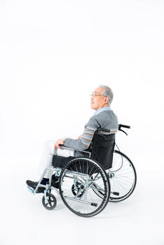 坐轮椅老人侧面图片素材免费下载
