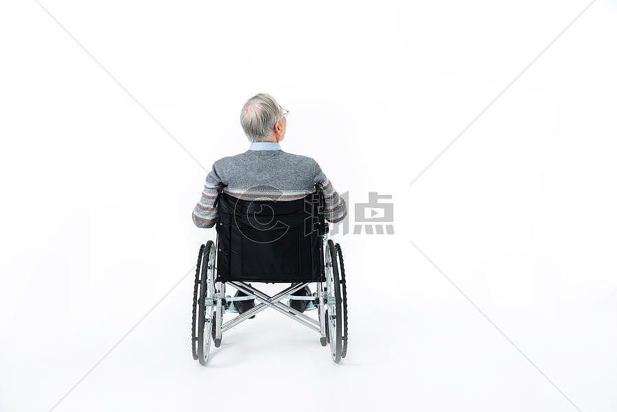 坐轮椅老人背影图片素材免费下载