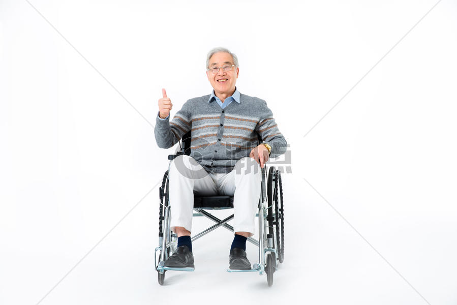 老人坐轮椅点赞图片素材免费下载