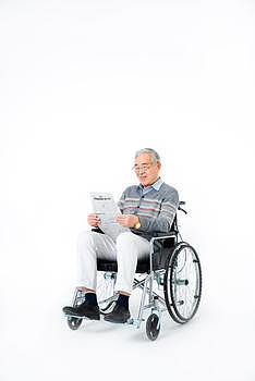 老人坐轮椅看报纸图片素材免费下载