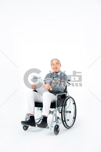 老人坐轮椅看报纸图片素材免费下载