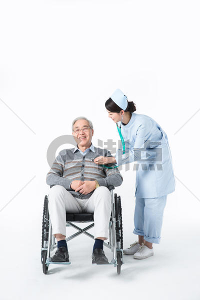 护士为老人测量心率图片素材免费下载