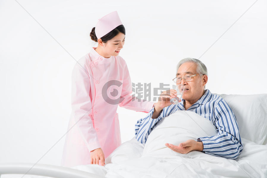 护士嘱咐老人吃药图片素材免费下载