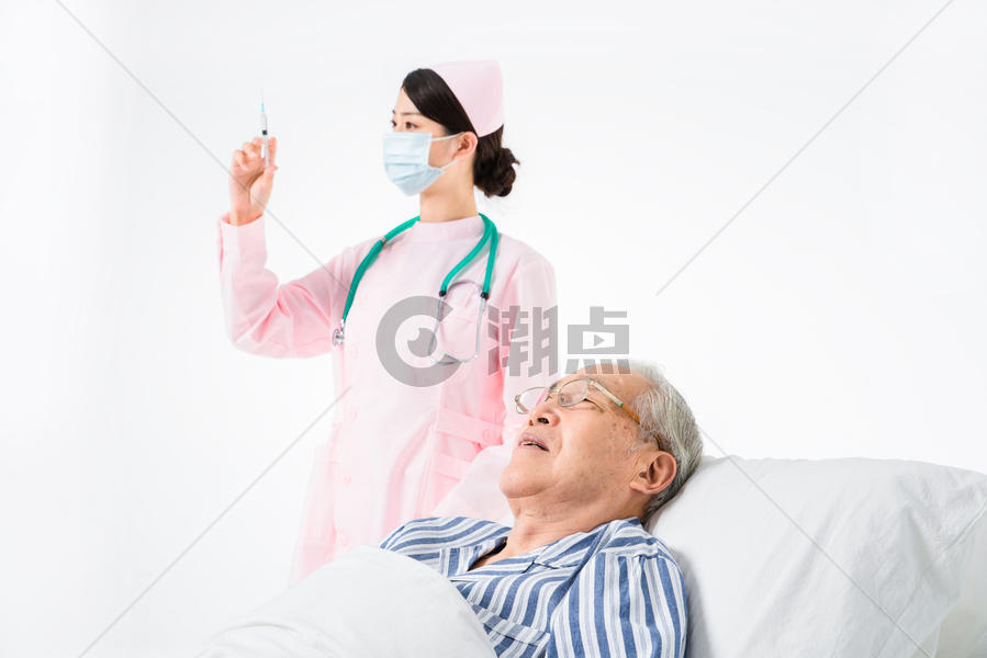 护士为住院病人测量体温图片素材免费下载