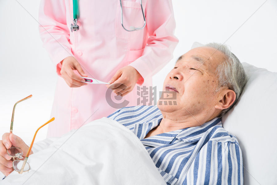 护士为住院病人测量体温图片素材免费下载