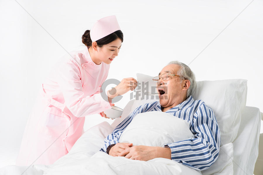 护士照顾老人吃饭图片素材免费下载