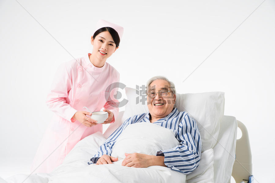 护士照顾老年人喂饭图片素材免费下载