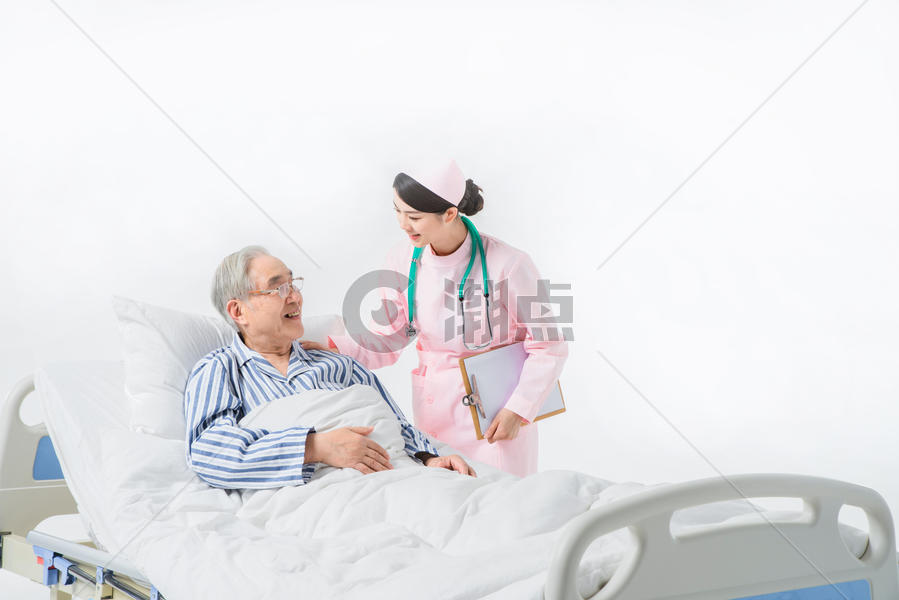 护士给老人量体温图片素材免费下载