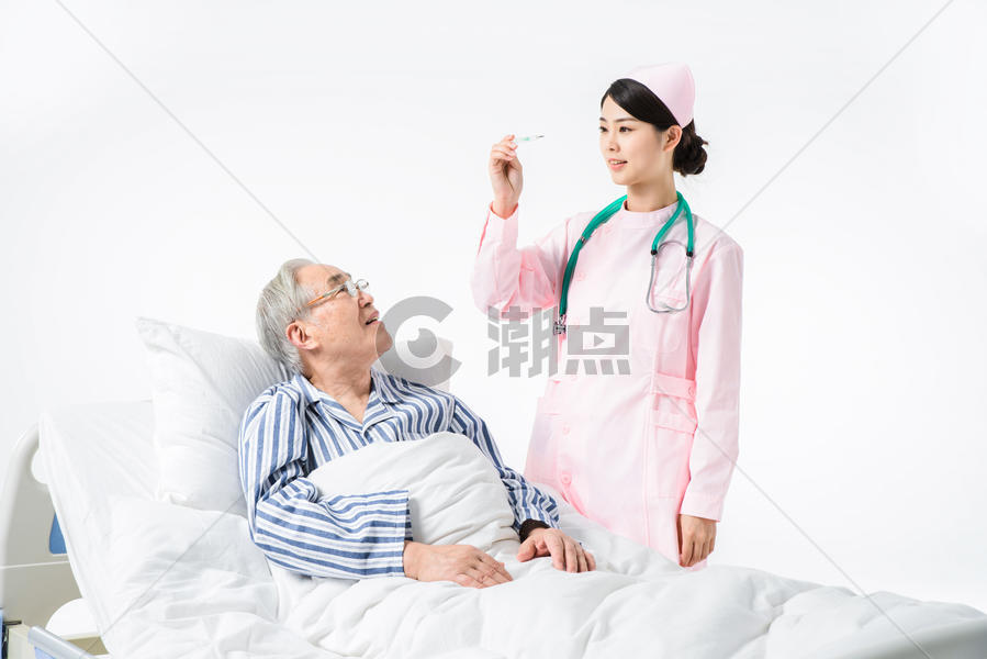 护士给老人量体温图片素材免费下载