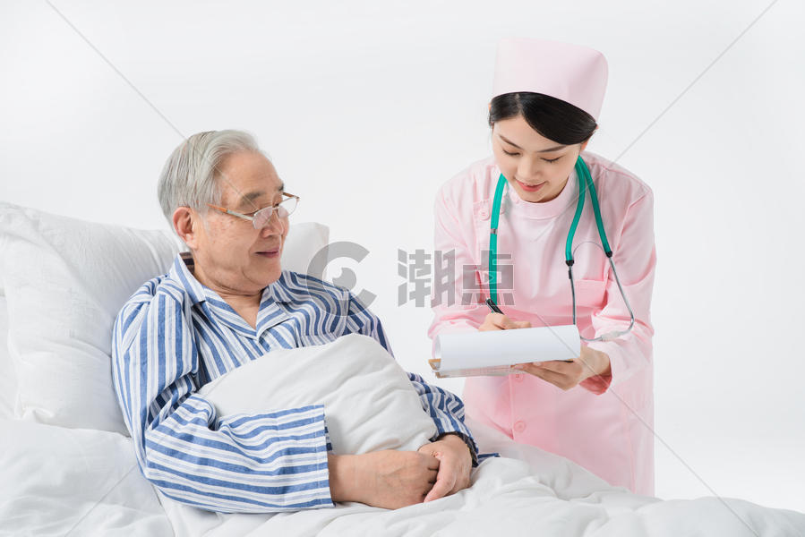 护士检查老年病人图片素材免费下载