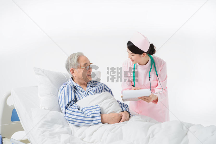 护士检查老年病人图片素材免费下载