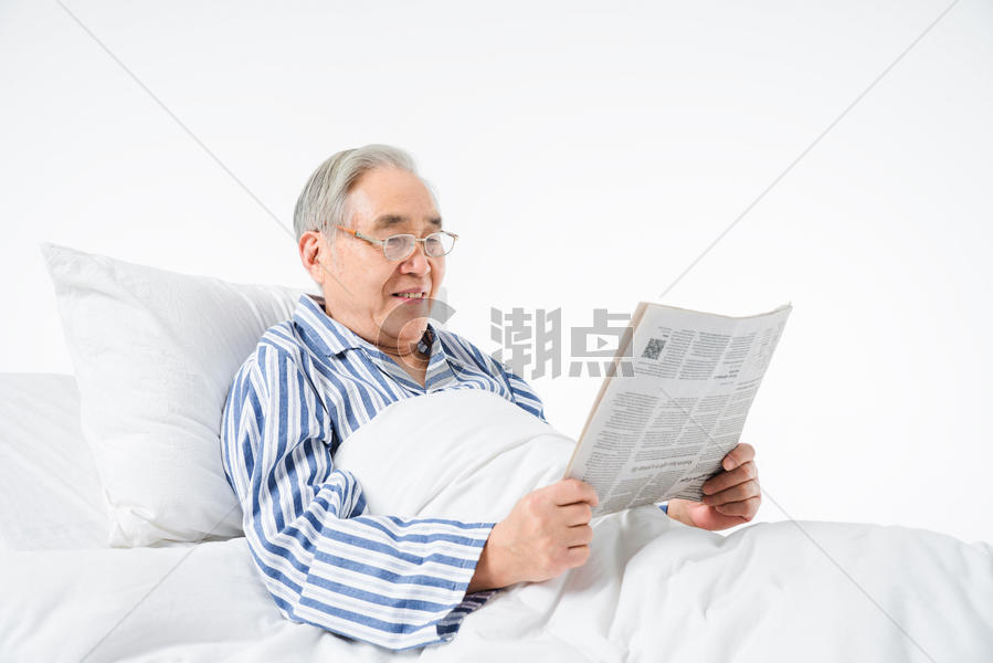 老人在病床上看报纸图片素材免费下载