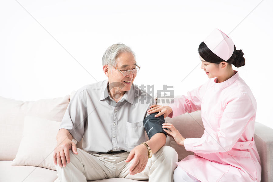 护士为老人测量血压图片素材免费下载