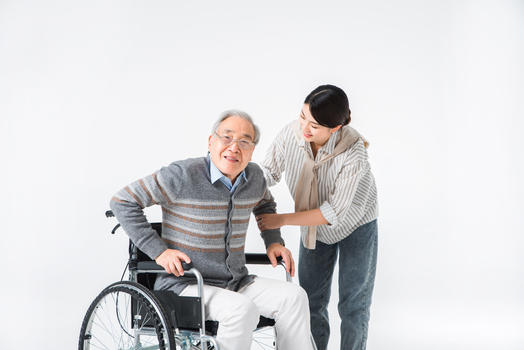 护工扶老人从轮椅上站起图片素材免费下载