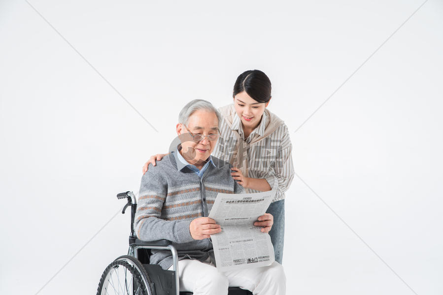 护工陪伴老人看报纸图片素材免费下载