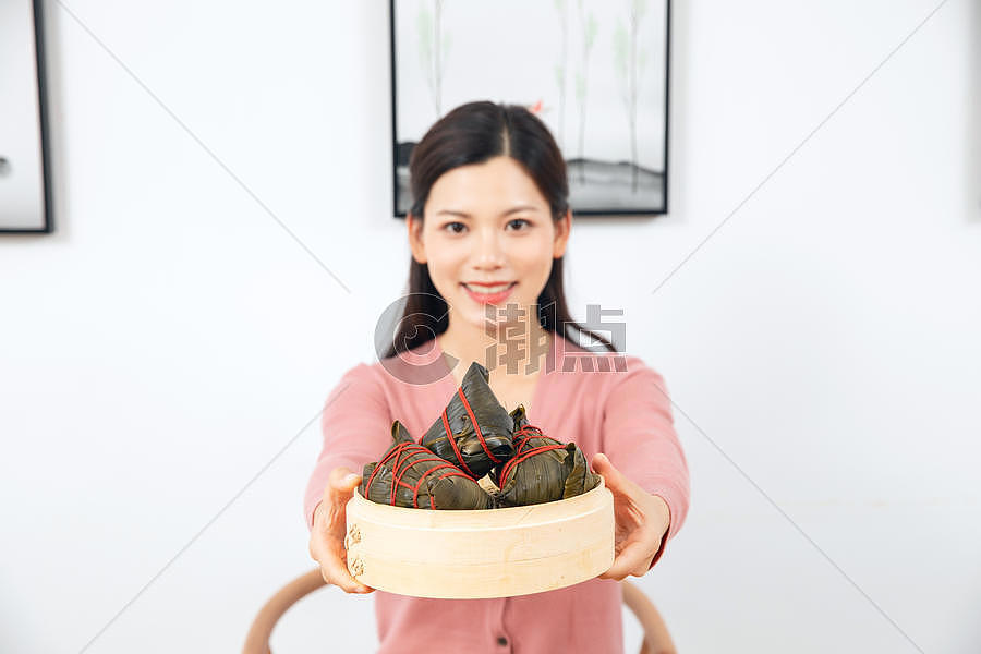 美女端午节包粽子图片素材免费下载
