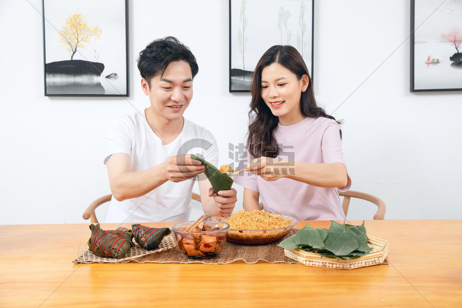 夫妻端午节包粽子图片素材免费下载