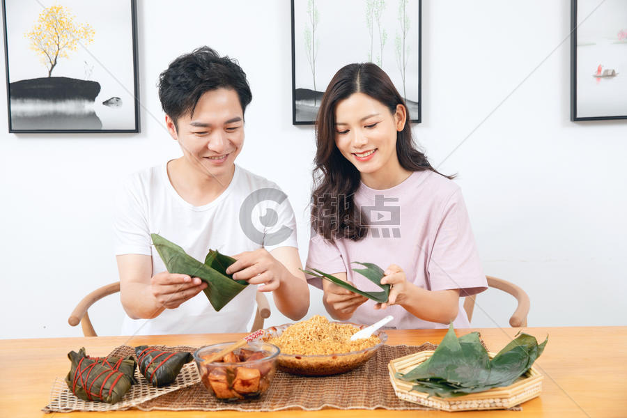 夫妻端午节包粽子图片素材免费下载