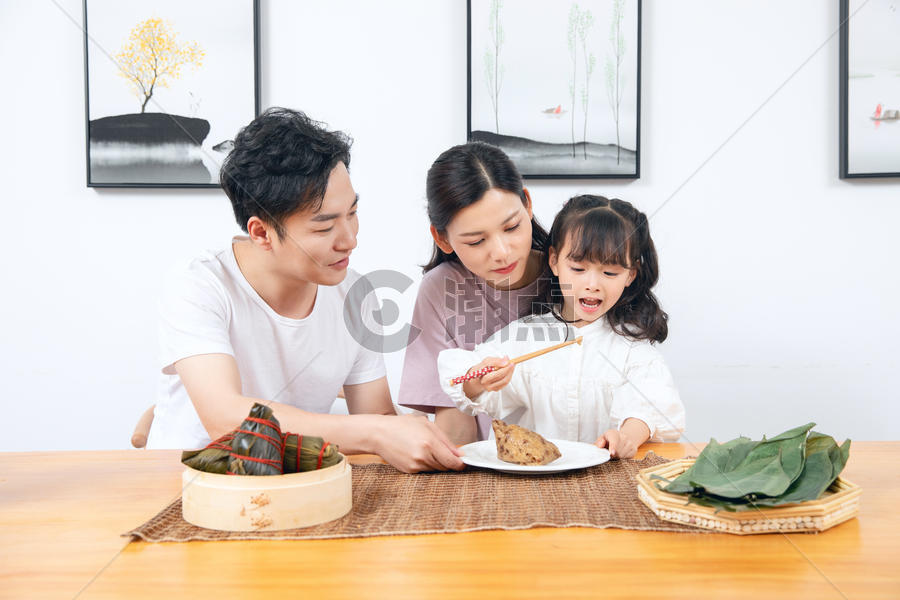 一家人吃粽子图片素材免费下载