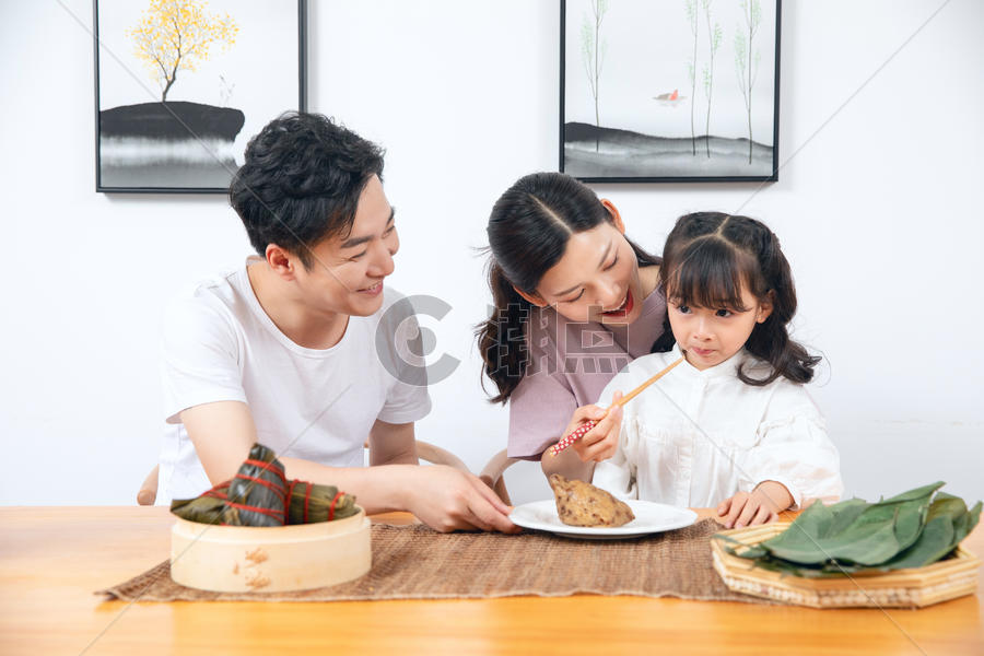 一家人吃粽子图片素材免费下载