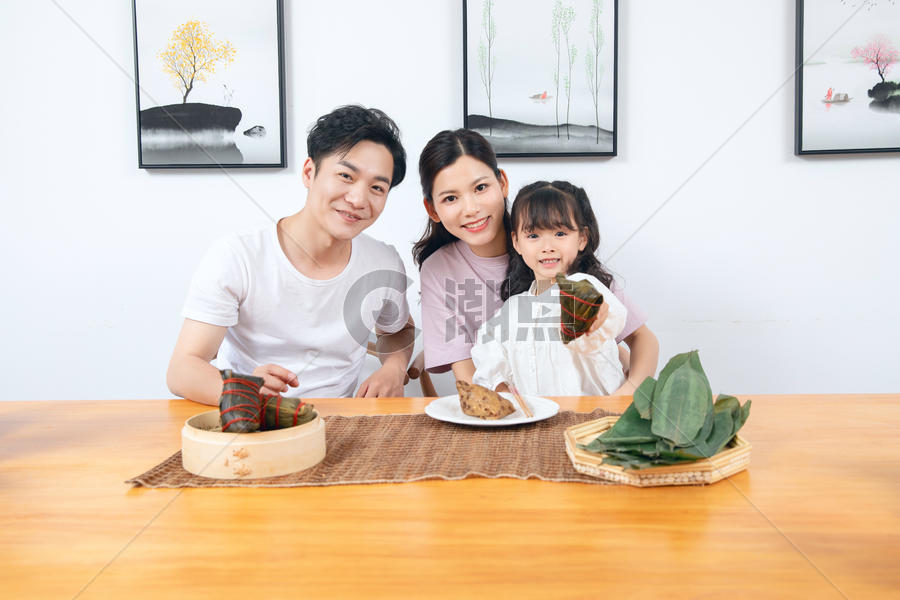 一家人端午节包粽子图片素材免费下载