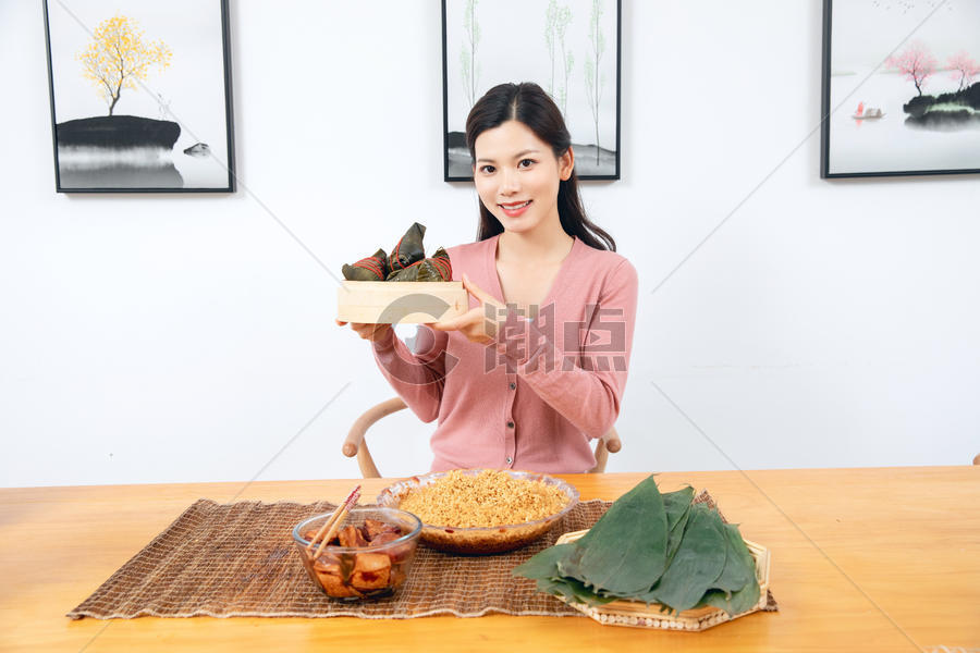 美女端午节包粽子图片素材免费下载