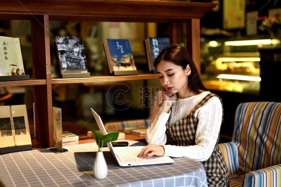 书店坐着用电脑的女学生图片素材免费下载