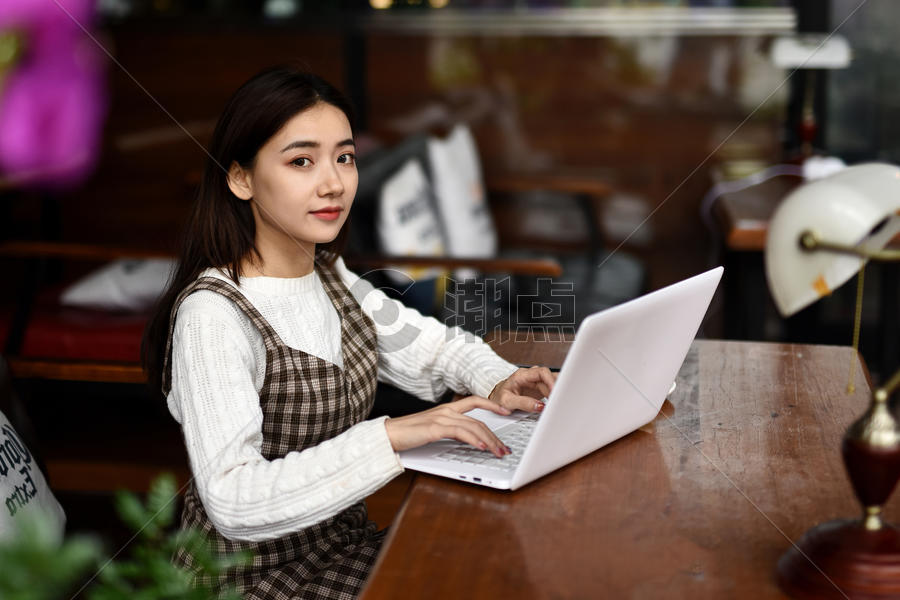 坐着玩电脑的女生图片素材免费下载