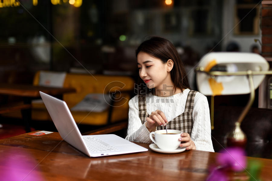 喝咖啡玩电脑的美女图片素材免费下载