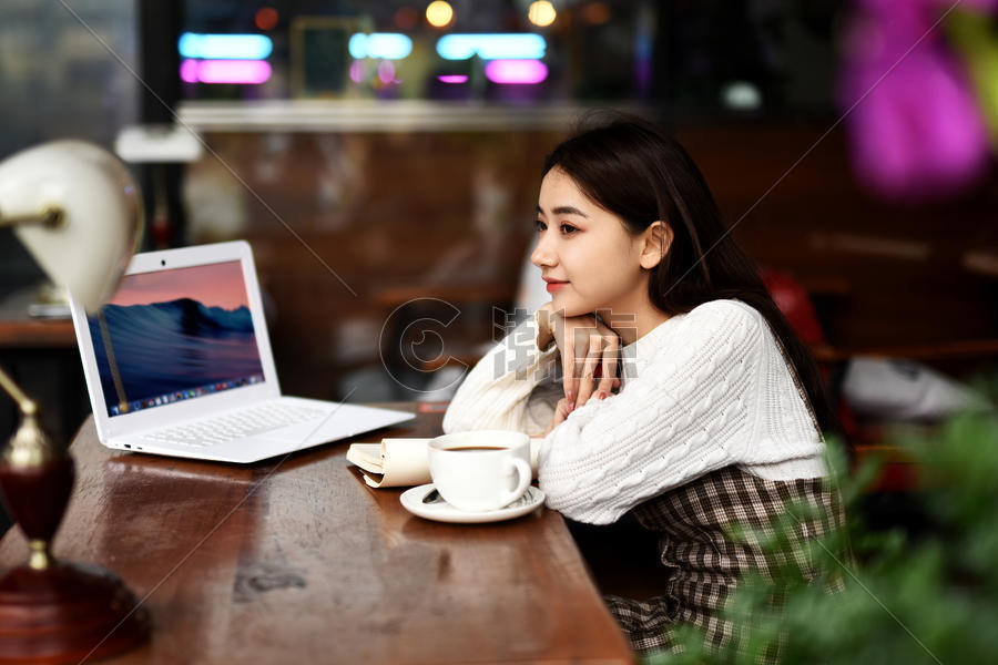 美女坐着喝咖啡玩电脑图片素材免费下载