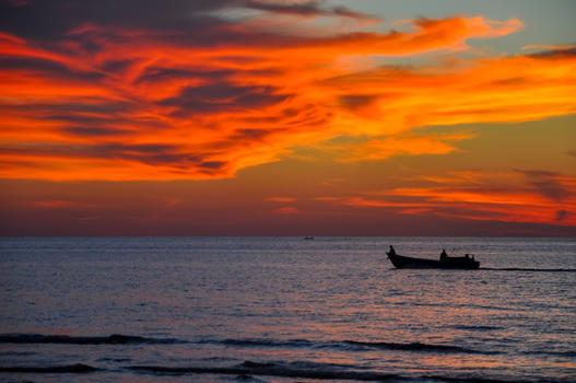 普吉岛安达曼海黄昏火烧云图片素材免费下载