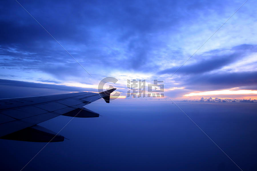 飞机上云层图片素材免费下载