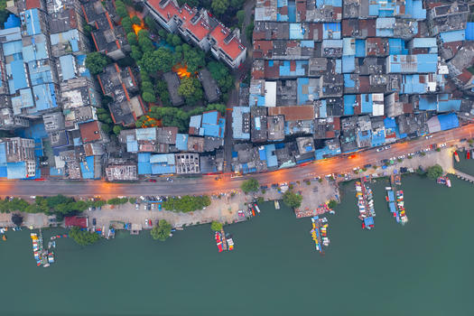 俯瞰湖边的小渔村图片素材免费下载
